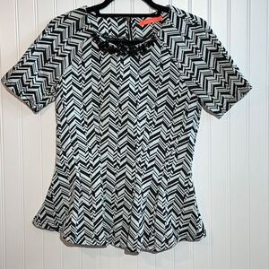 Lulumari beaded neck knit short sleeve back zip blouse size m